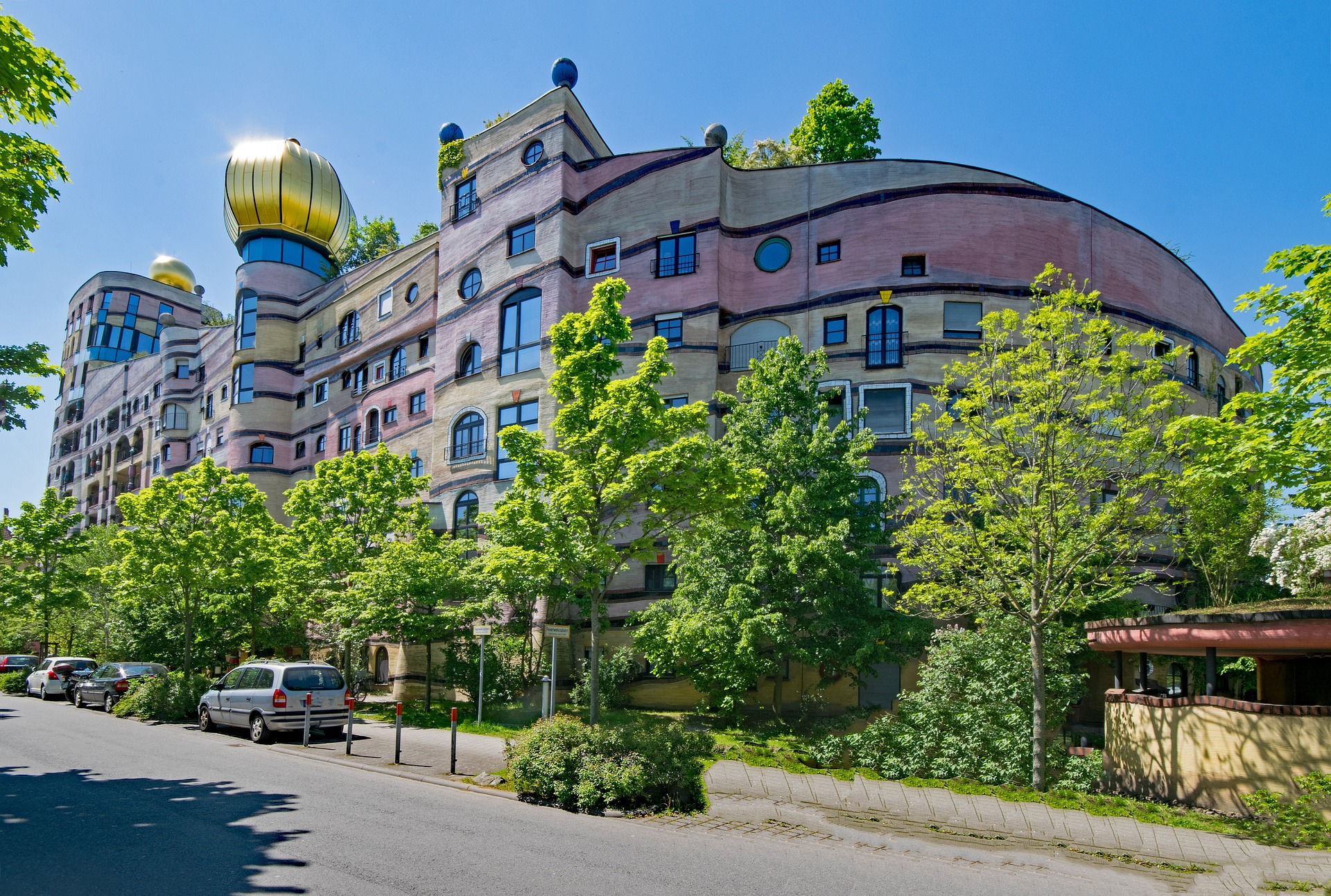 Hundertwasserův dům "Lesní spirála" v Darmstadtu: Zřetelně viditelná zelená střecha