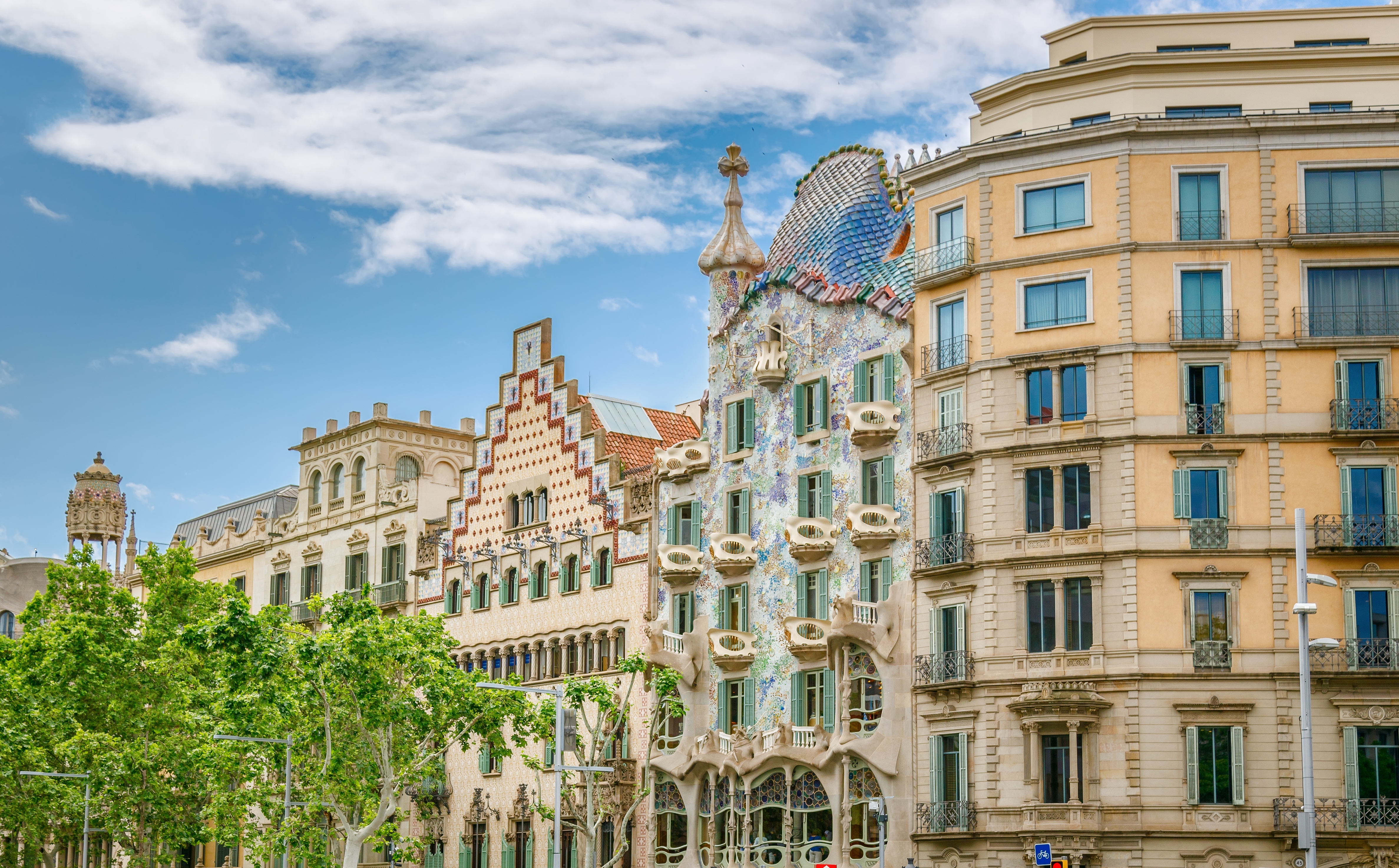 Pohled na fasádu Casa Batlló v modernistickém stylu od Antoni Gaudího v Barceloně