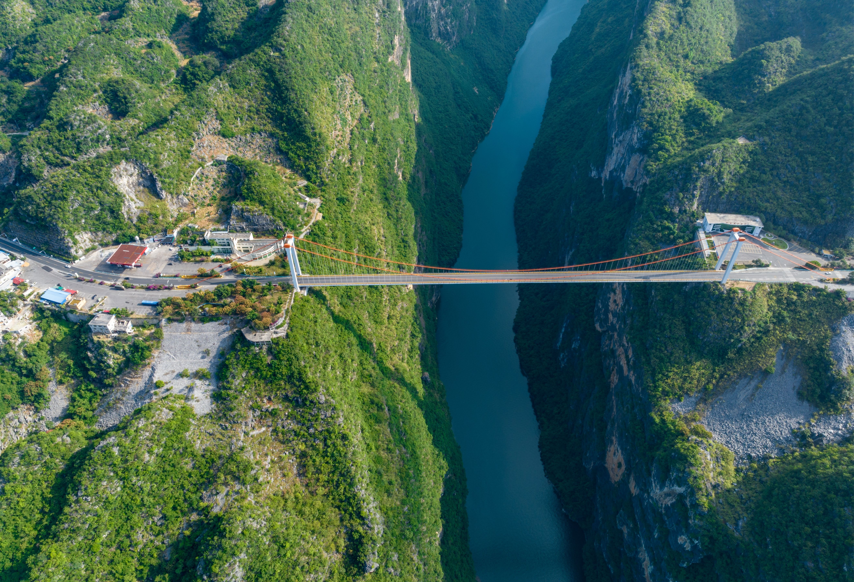 Most přes řeku Beipanjiang se klene nad hlubokou roklí v Číně a je známý jako nejvyšší most světa.