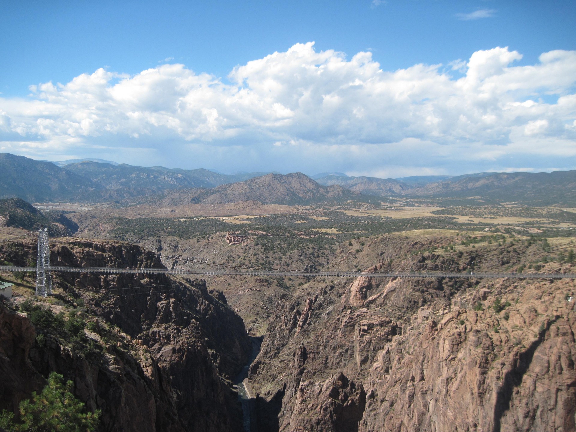 Most Royal Gorge Bridge v Coloradu je impozantní visutý most s velkolepým výhledem.
