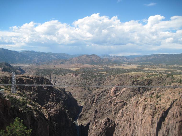 Most Royal Gorge Bridge v Coloradu je impozantní visutý most s velkolepým výhledem.