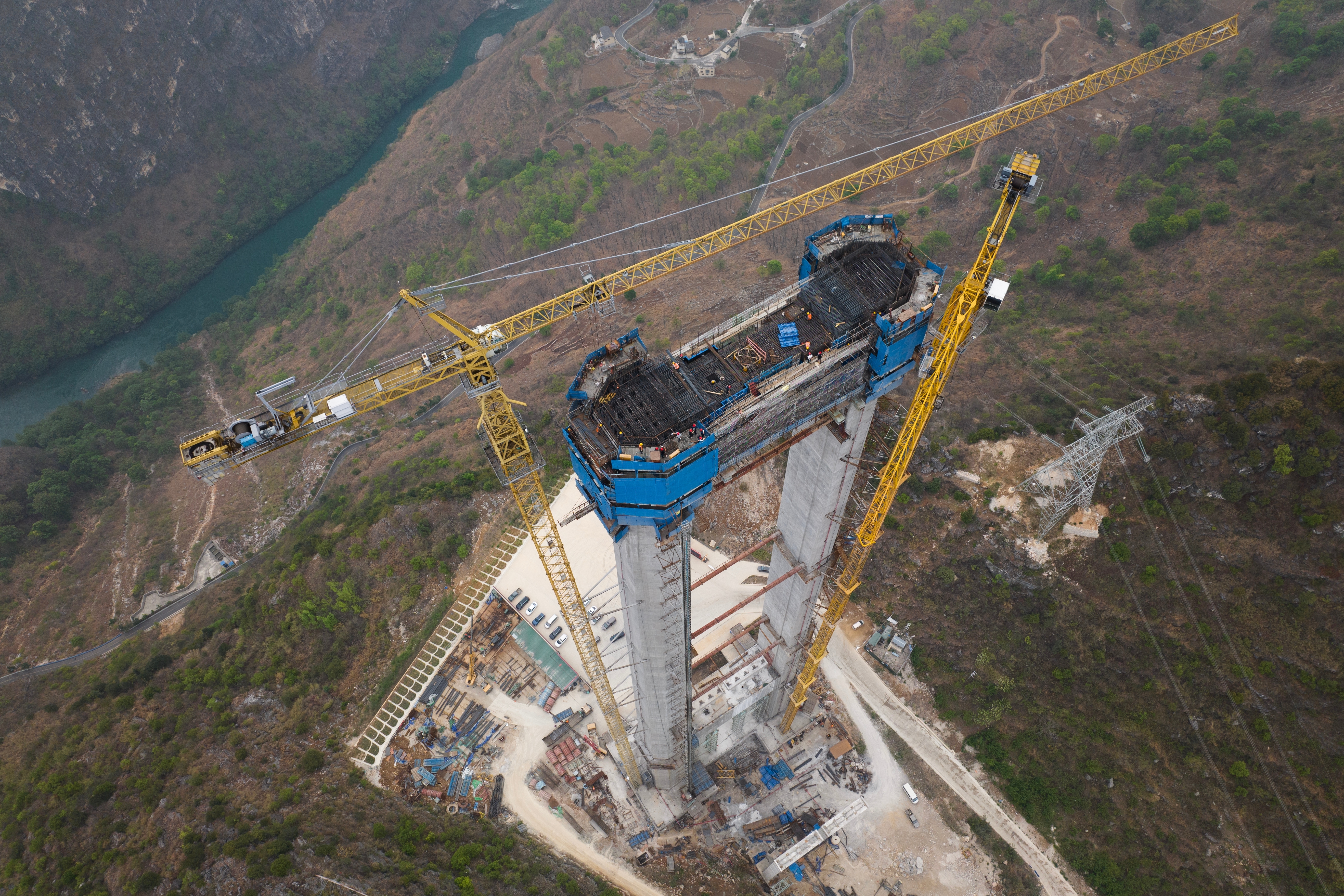 Stavba mostního pilíře mostu Huajiang 2023 v Číně.