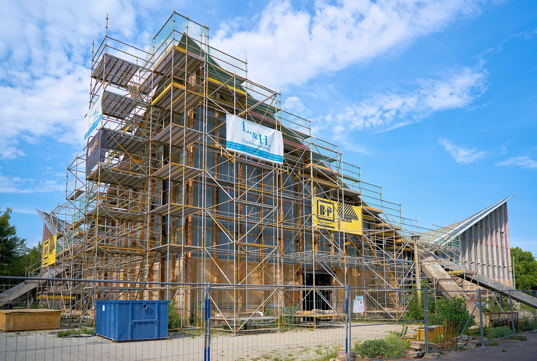 Komplexně zrekonstruovaná hyperbolická skořepina v Magdeburku jasně ukazuje působivou architekturu a pokrok v restaurátorských pracích.