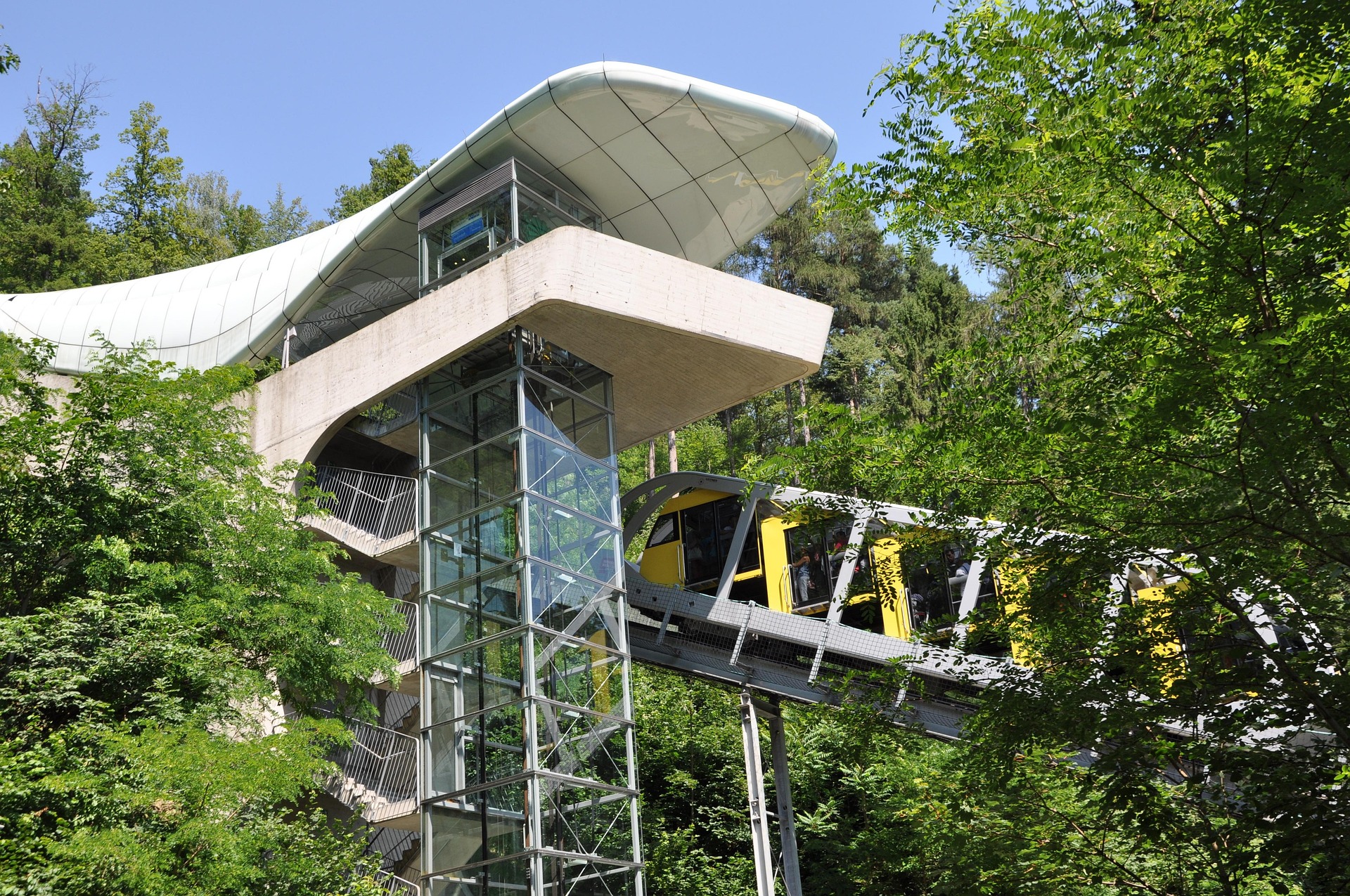 Stanice Hungerburgbahn v Innsbrucku, navržená architektkou Zahou Hadid, ohromuje svým futuristickým, zakřiveným tvarem