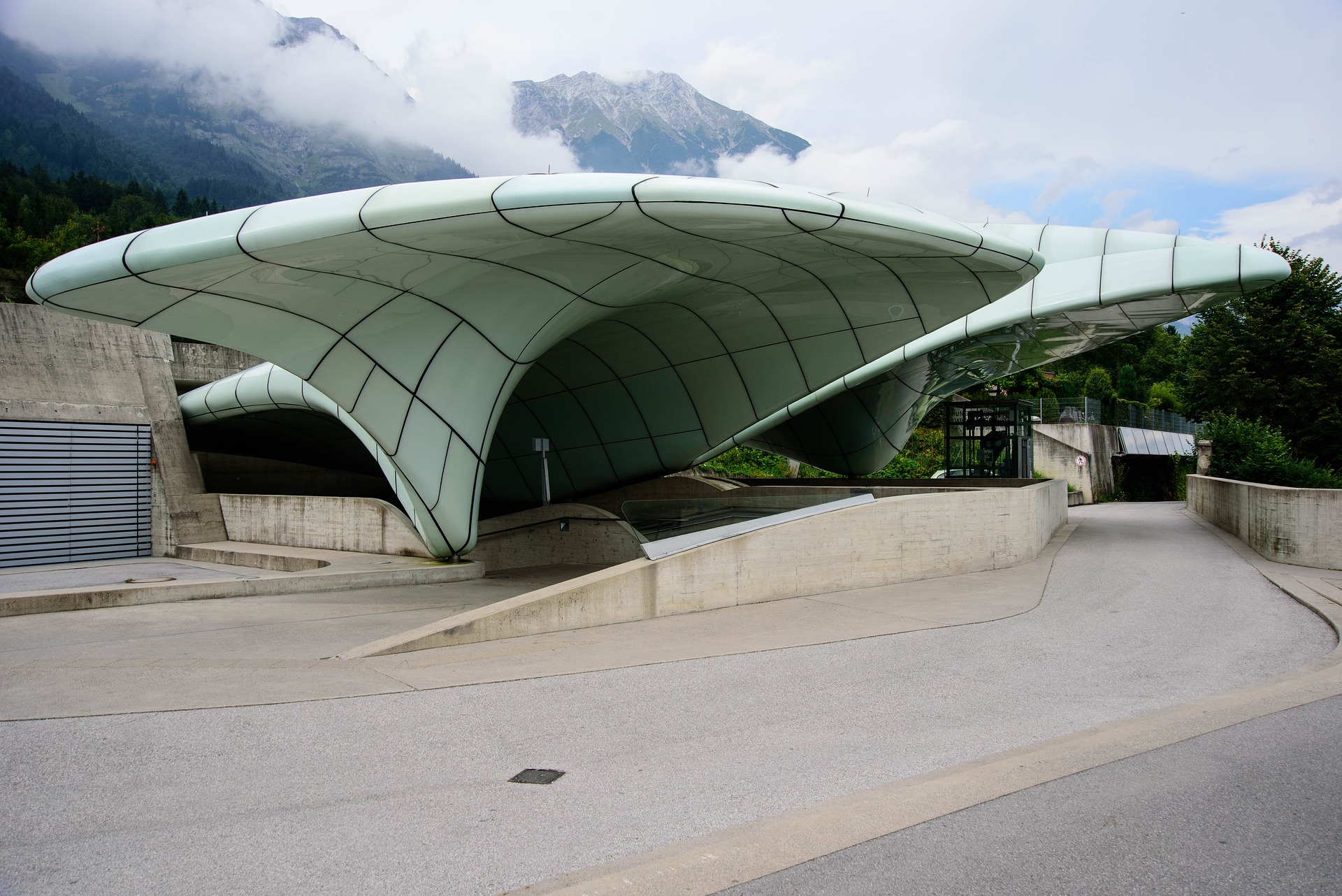 Stanice lanovky Hungerburgbahn od Zahy Hadidové přestavuje moderní architekturu.