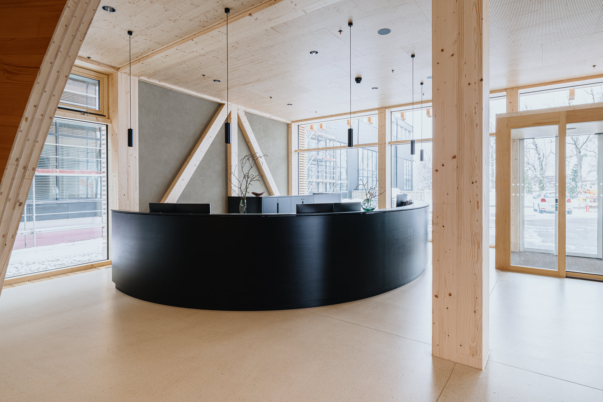 Recepce hlavního domu Erlenhof s moderním designem a přírodními materiály.