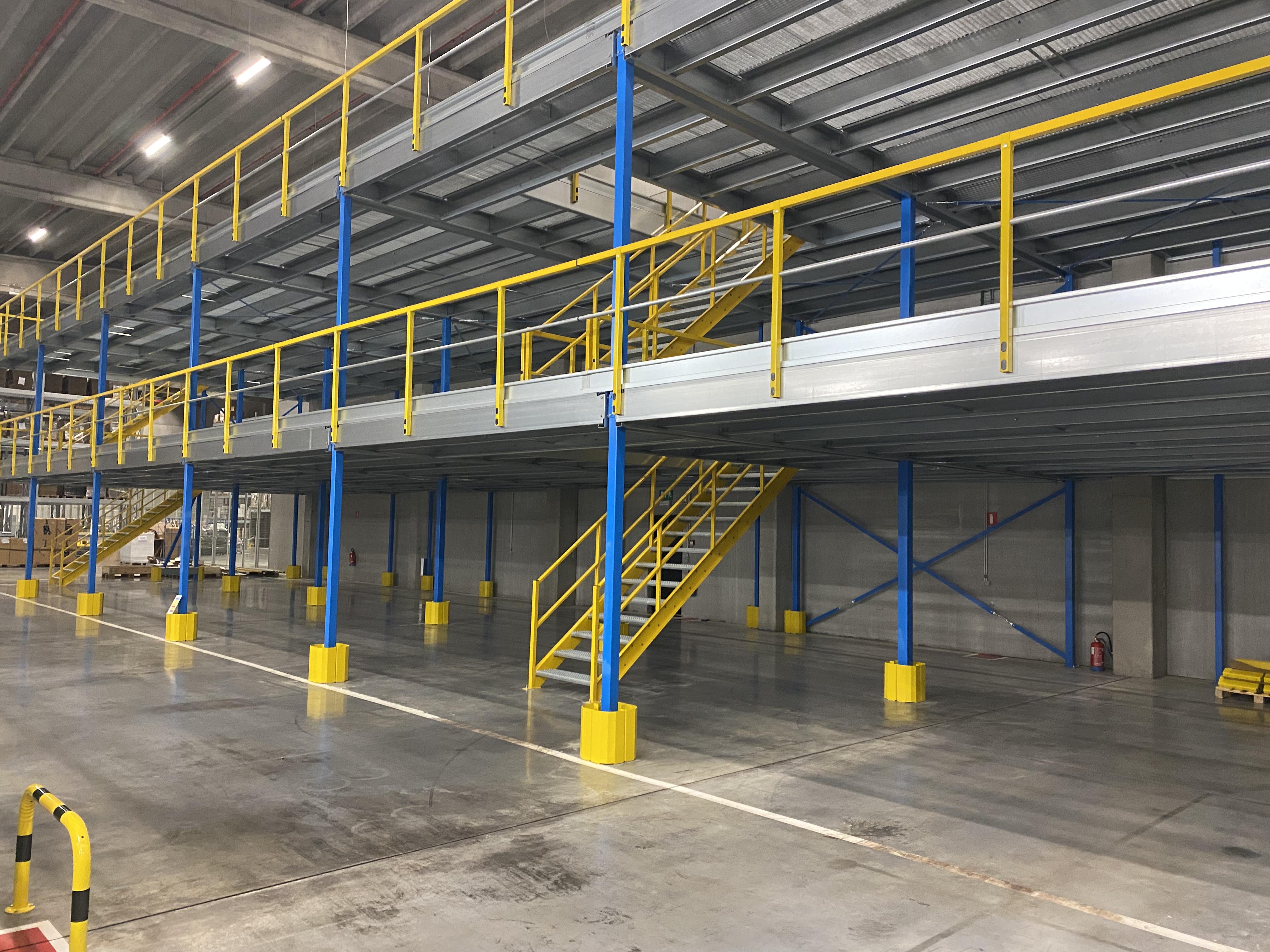 Dvoupodlažní ocelové pódium ve skladu, foto: ALMACON Storage Systems BV.