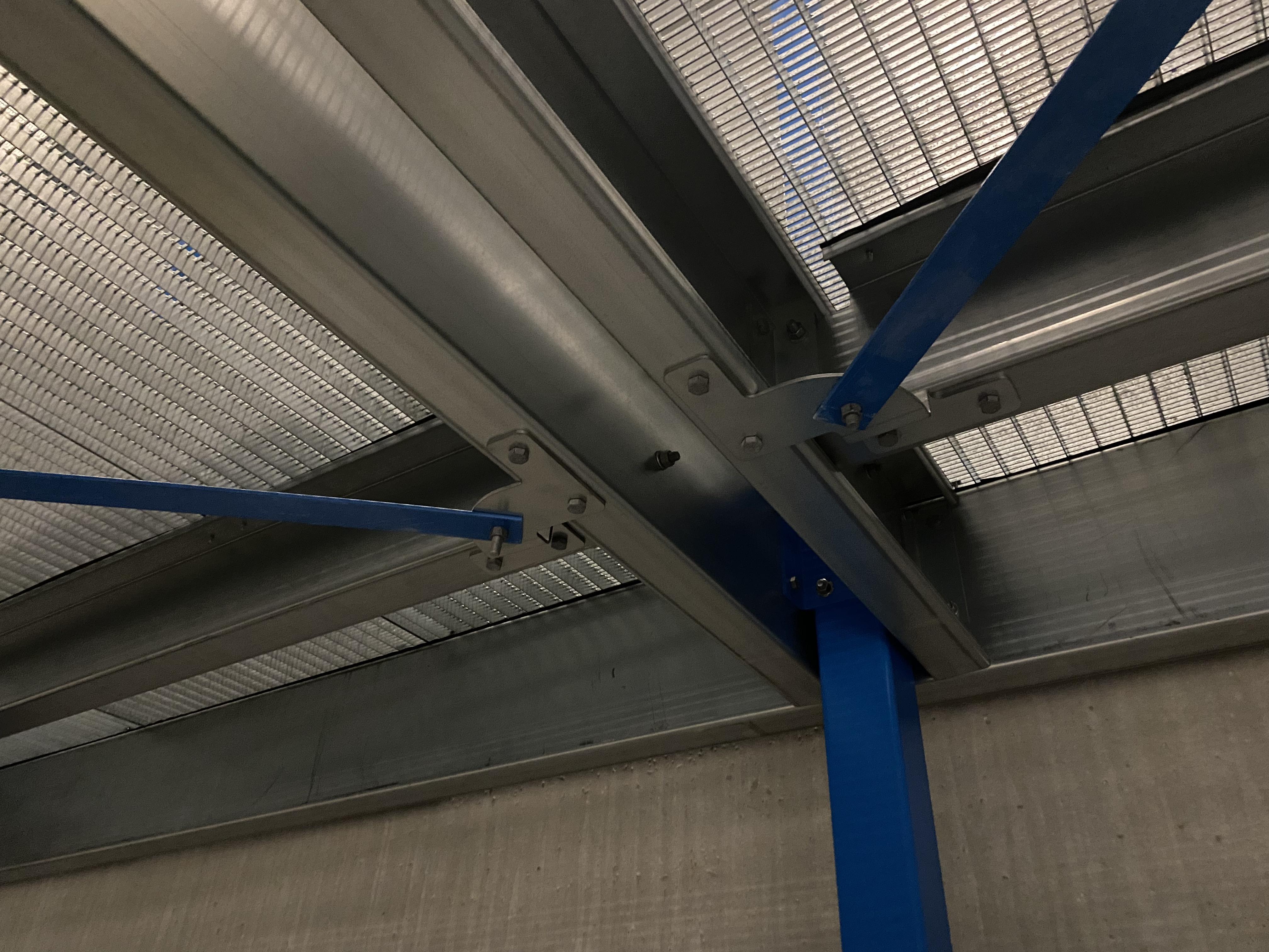 Detailní pohled na specifikovaný přípoj s viditelnými upevňovacími prvky.
