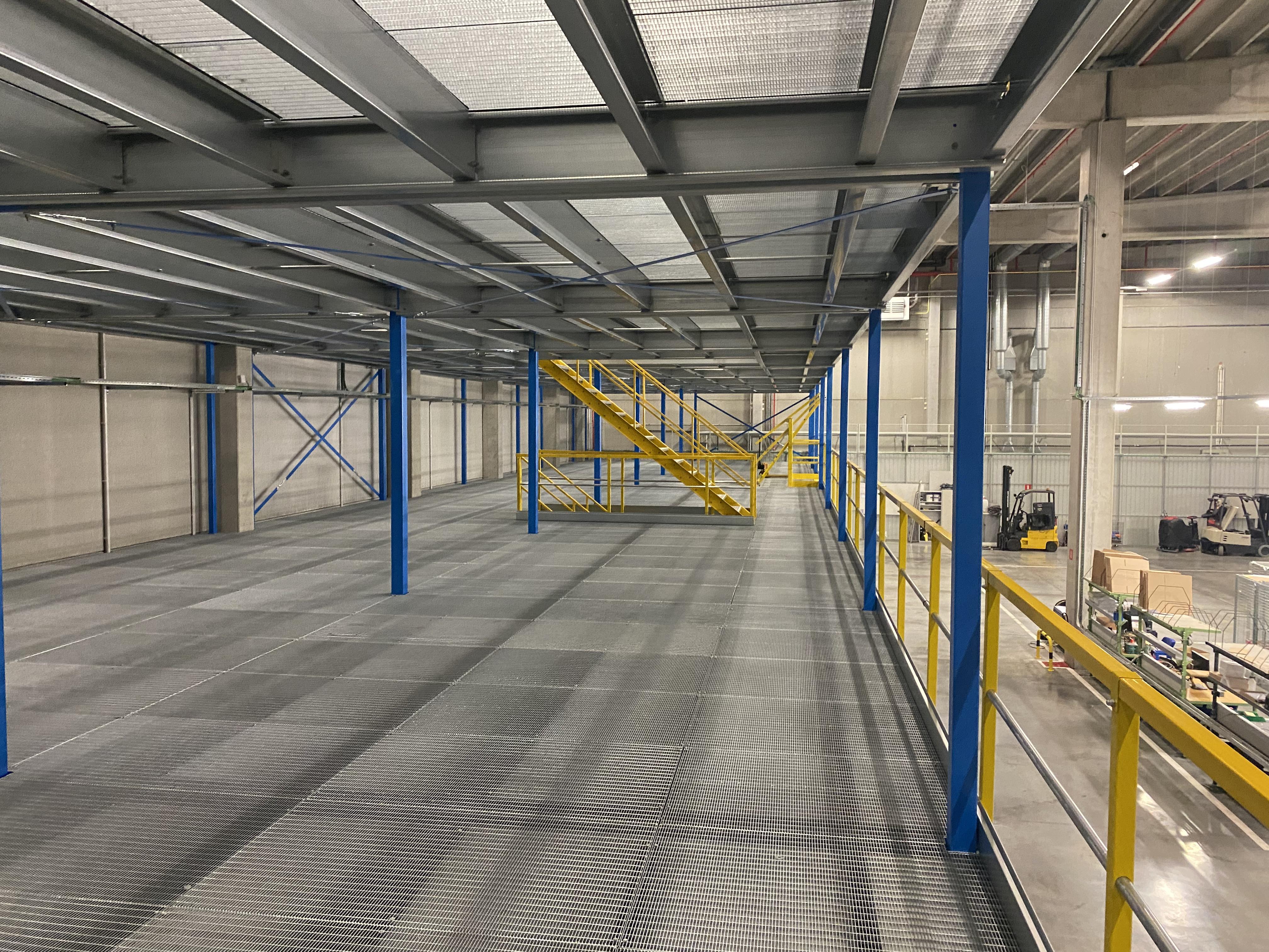 Mezipatro ocelového pódia od společnosti ALMACON Storage Systems BV, vhodné pro vysoké zatížení.
