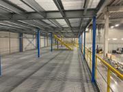 Mezipatro ocelového pódia od společnosti ALMACON Storage Systems BV, vhodné pro vysoké zatížení.