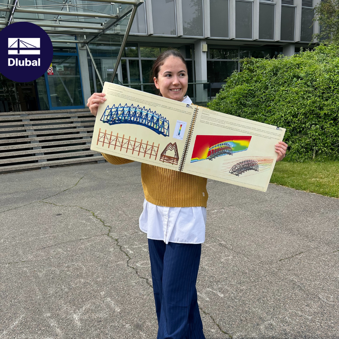 Malika úspěšně obhájila svou diplomovou práci. Prezentuje výsledky svého výzkumu před publikem.