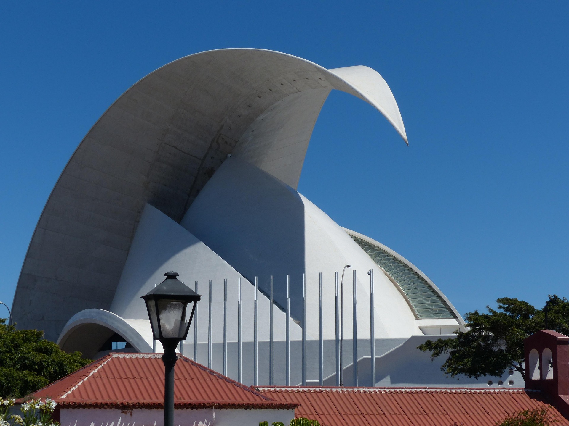 Auditorio de Tenerife ve Španělsku, navržený Santiagem Calatravou, má výrazné organické tvary.