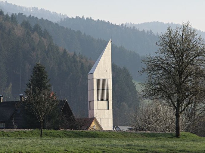 Dřevěná zvonice s moderními architektonickými prvky
