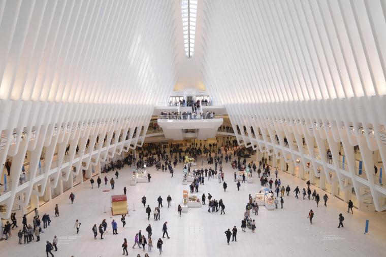 Pohled do interiéru „Oculus“, hlavní haly dopravního terminálu One World Trade Center, Santiago Calatrava