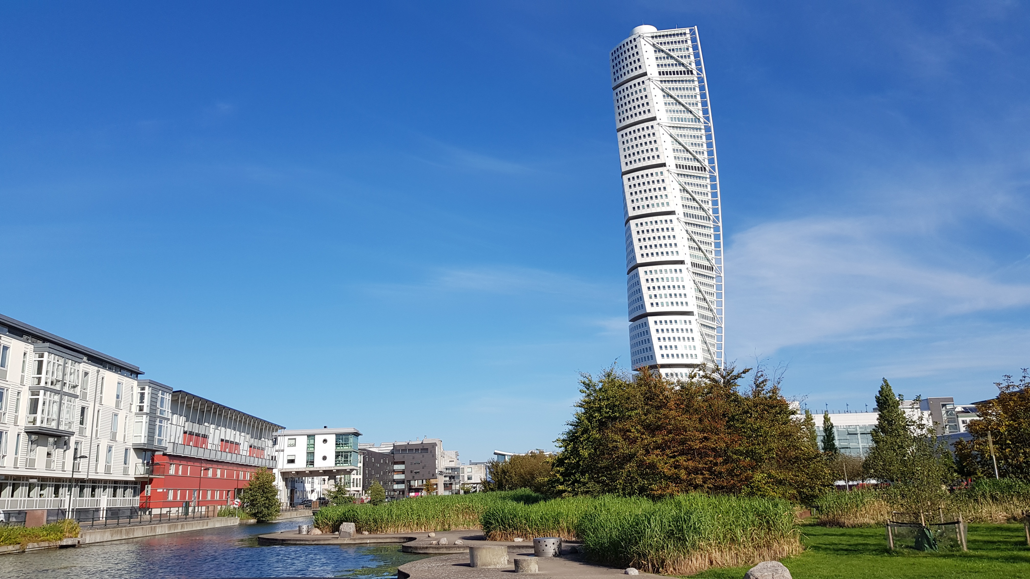 Turning Torso od Santiaga Calatravy, výrazný mrakodrap v Malmö, známý svou inovativní architekturou.