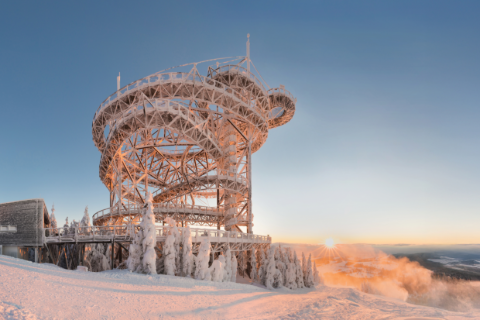 Fotografie výrazné konstrukce Stezky v oblacích v Dolní Moravě, který se nachází na svazích Králického Sněžníku s panoramatickým výhledem.