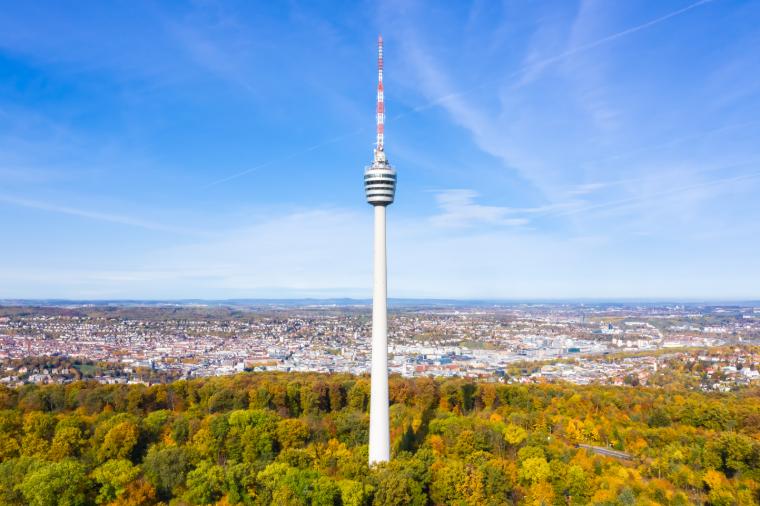 Televizní věž ve Stuttgartu navržená inženýrem Fritzem Leonhardtem, průkopníkem televoních věží.