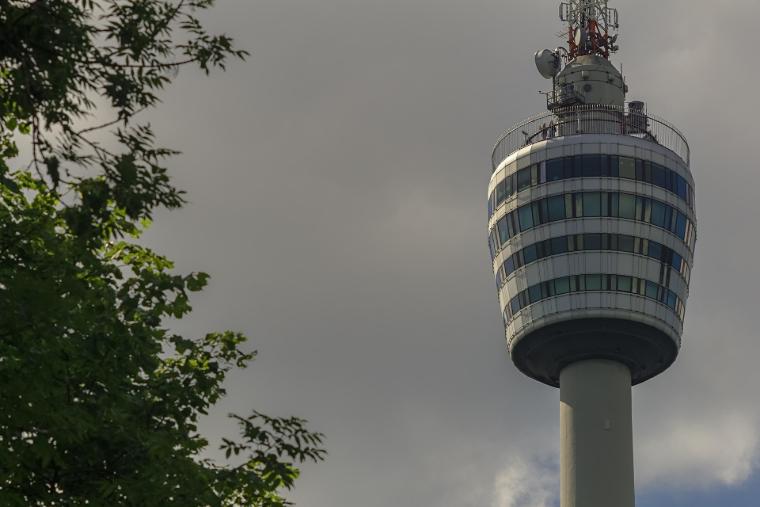Detailní pohled na televizní věž ve Stuttgartu, nejstarší televizní věž na světě, navržený Fritzem Leonhardtem, ukazuje moderní stavitelské umění.