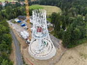 Výstavba věže Čarodějnické koště společností ibr tragwerk Barth + Rugenstein s lešením a stavebními materiály v popředí
