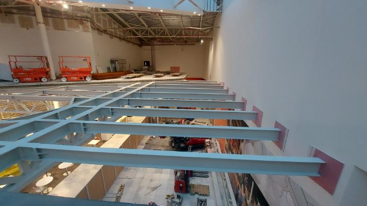 Prodloužení obchodního centra Westfield zahrnuje nové kinosály severní části, zesílené konstrukce střechy.
