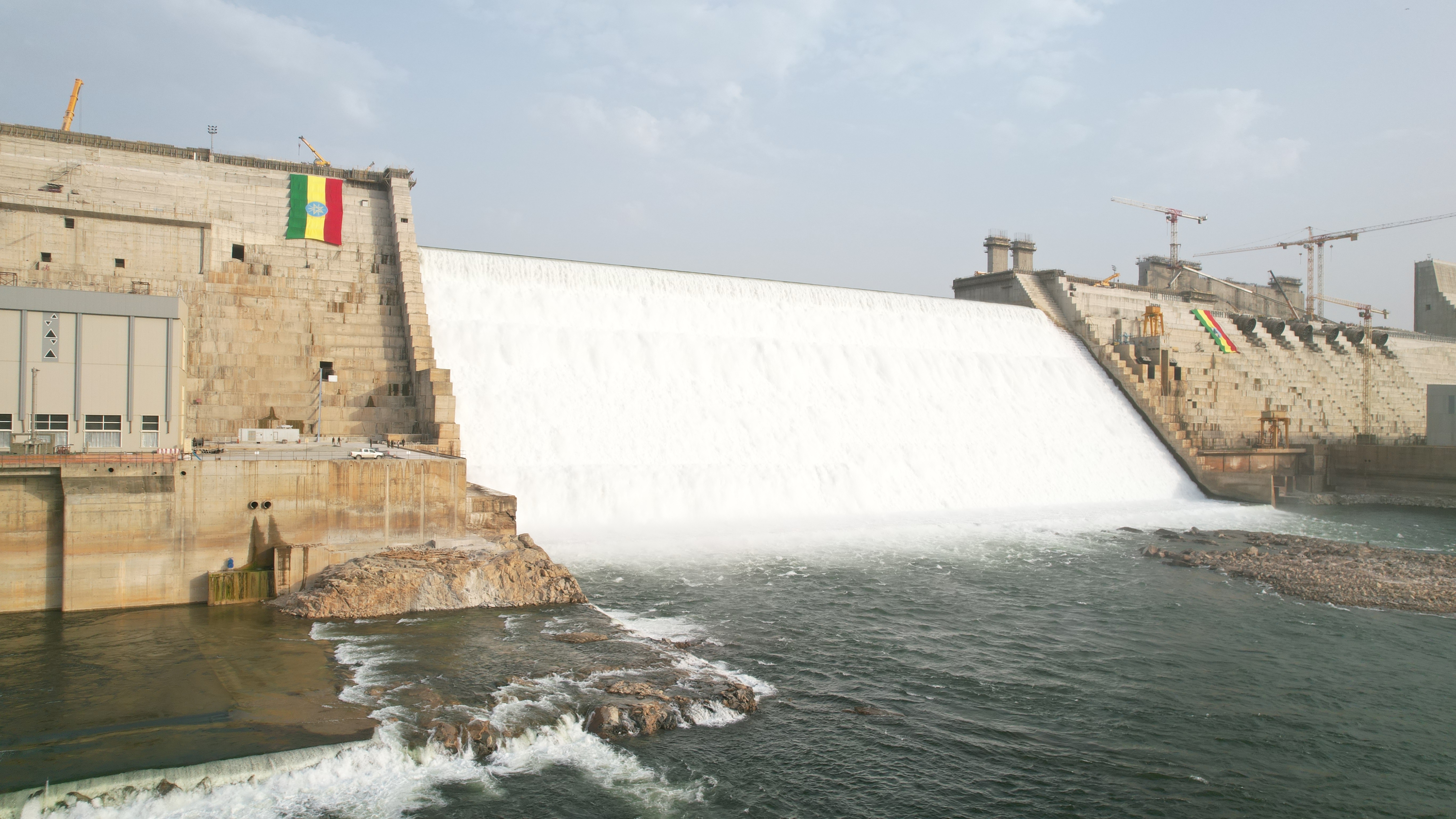 Přehrada GERD v Etiopii za denního světla, obklopená krajinou, foto: © Hybrid_Production Ethiopia on shutterstock.com.