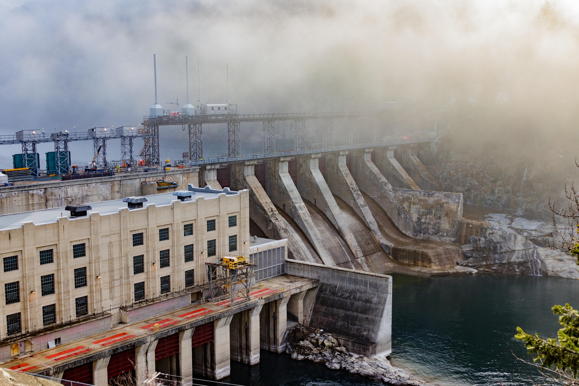 Vodní elektrárna slouží k udržitelnému využívání energie z vodních toků.