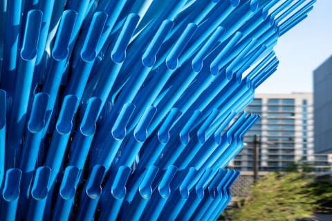 Detailní záběr hliníkových trubek odhalující jejich materiálové charakteristiky a povrchovou strukturu. Foto © CRAFT Engineering Studio, Alan Tansey.