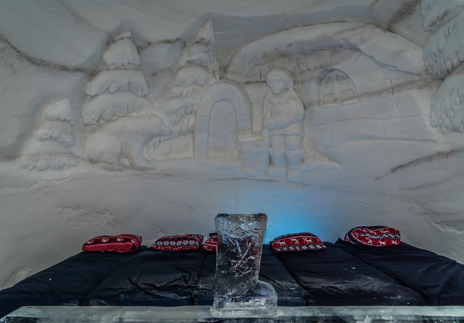 Šedý hotelový pokoj s uměleckým motivem z ledu v ledovém hotelu ICEHOTEL v Jukkasjärvi
