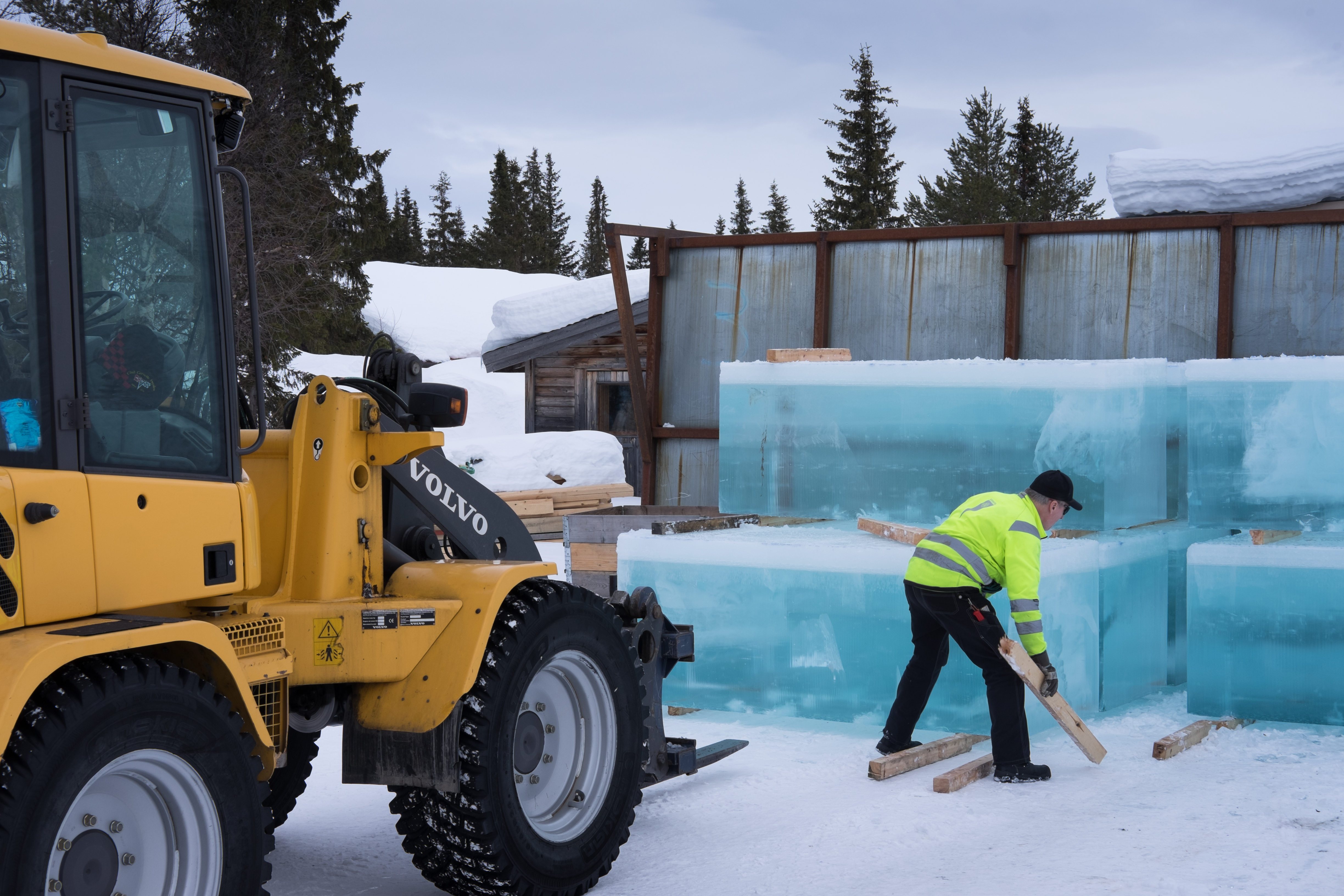 Dělníci umísťují ledové bloky při obnově Icehotelu ve Švédsku