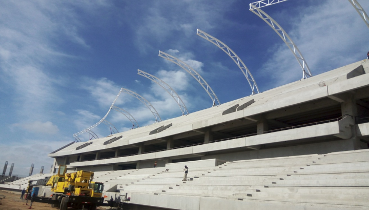 Konstrukce tribuny moderního stadionu ve výstavbě