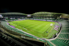 Působivý snímek stadionu při nočním osvětlení, které nechává vyniknout konstrukci stadionu