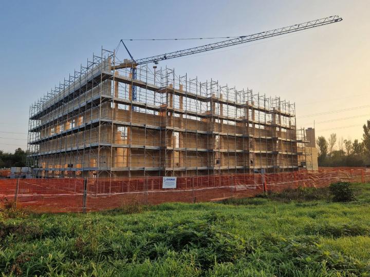 Konstrukce sportovní haly Corni v Modeně s moderními architektonickými prvky