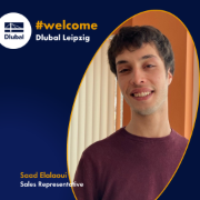 Saad Elalaoui, obchodní zástupce společnosti Dlubal Software, stojí v moderním kancelářském prostředí a usmívá se do kamery.