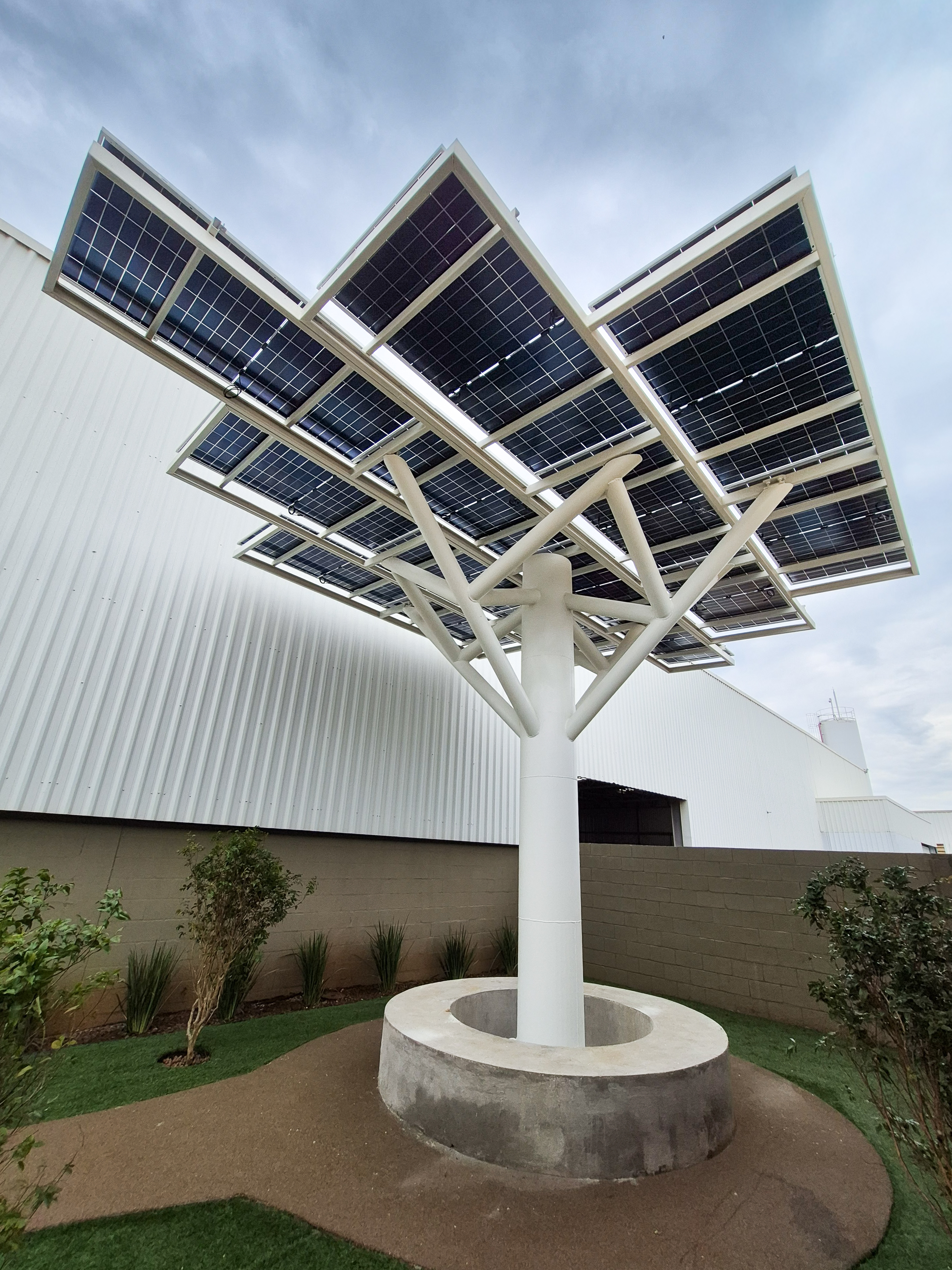 Stabilní ocelová konstrukce pro instalaci fotovoltaických systémů ve tvaru stromu