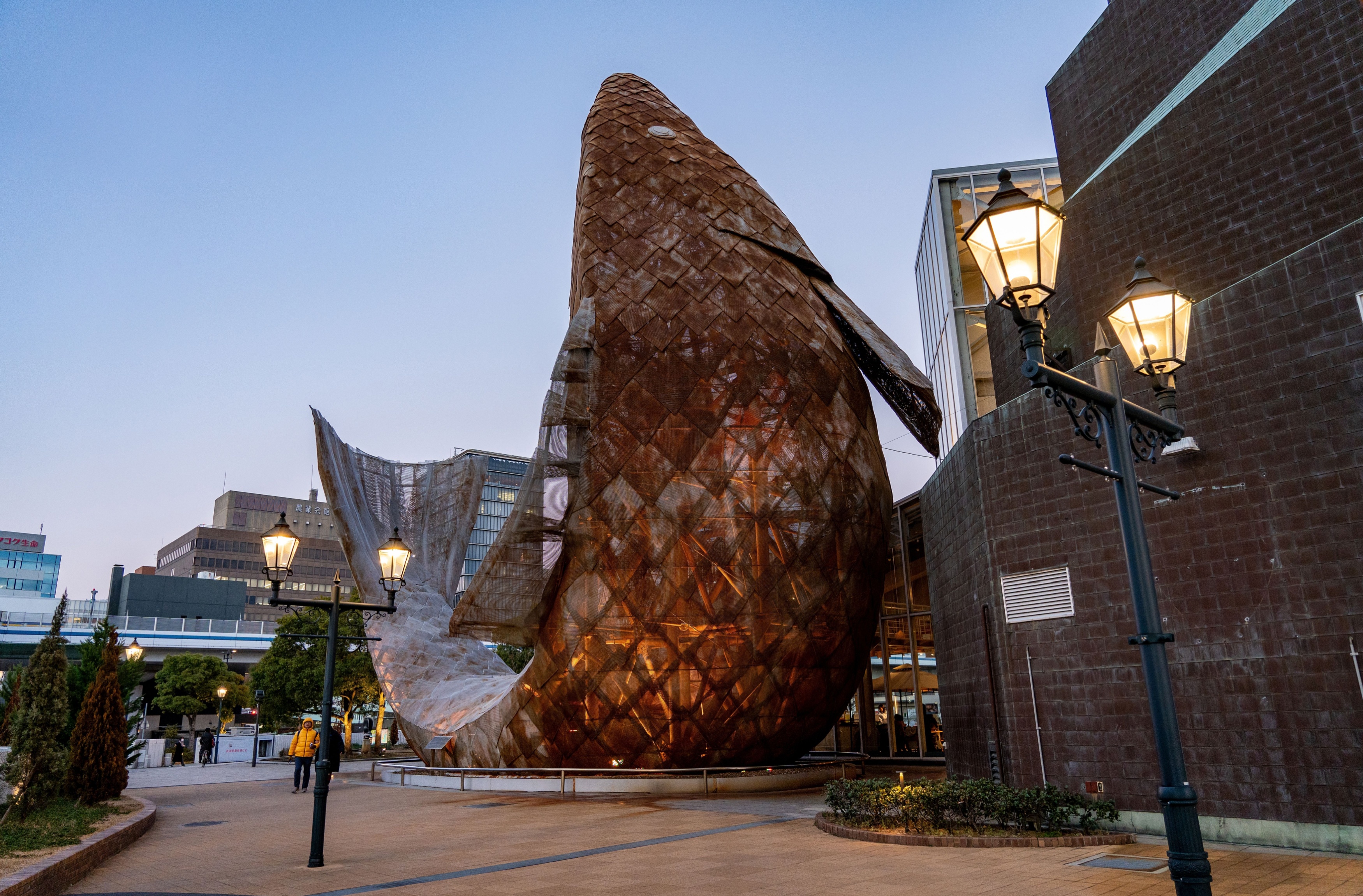Socha obrovského kapra od Franka Gehryho v Kóbe, Japonsko, vytvořena renomovaným architektem Frankem Gehrym.