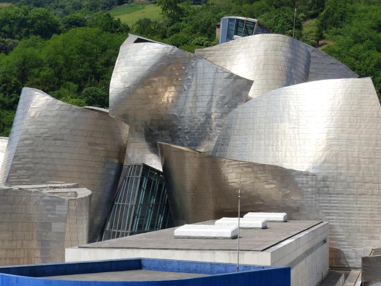 Detailní pohled na Guggenheimovo muzeum v Bilbau, architektonické znaky