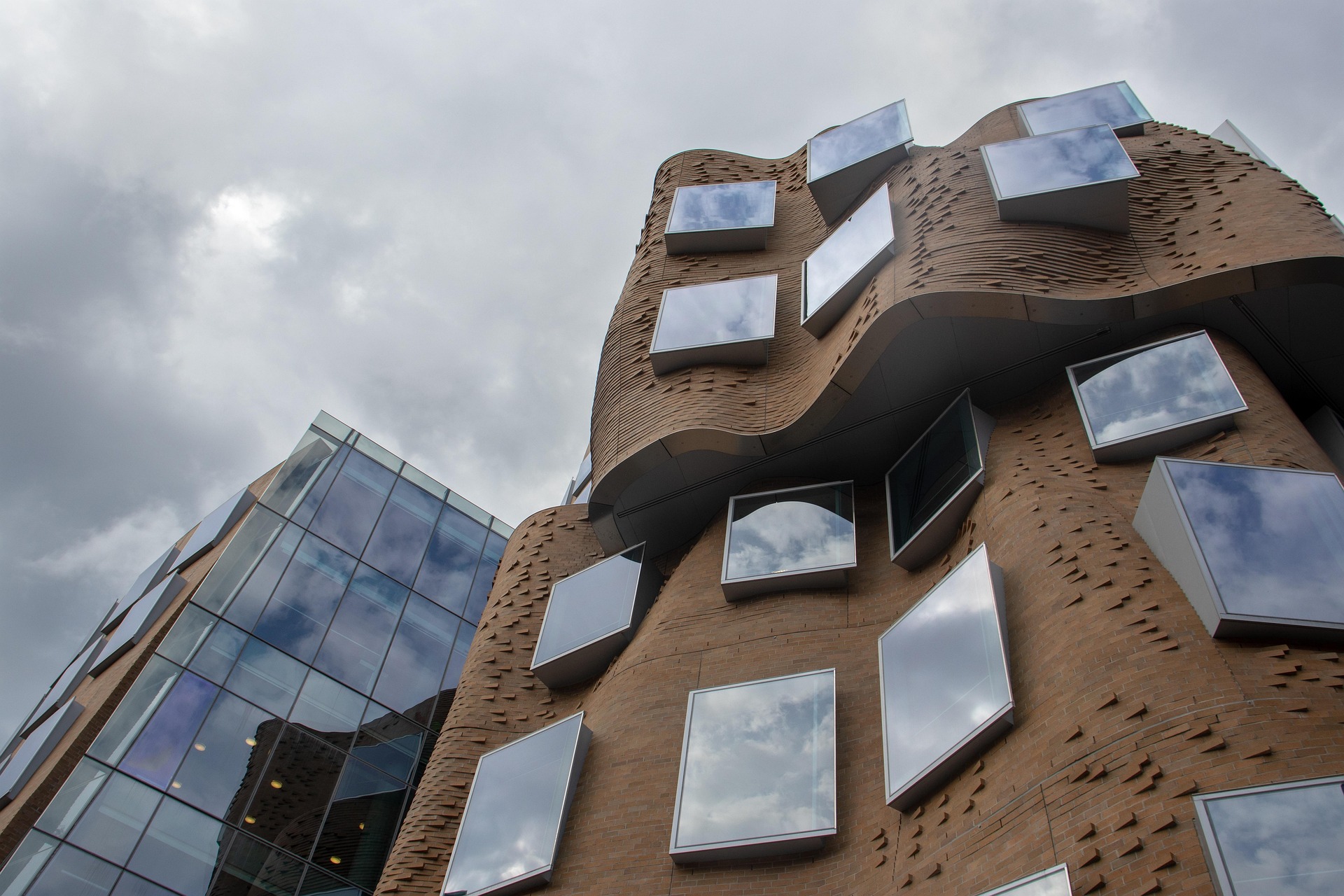 Působivá fasáda obchodní školy v Sydney, navržená Frankem Gehrym, která se vyznačuje svou mimořádnou architekturou