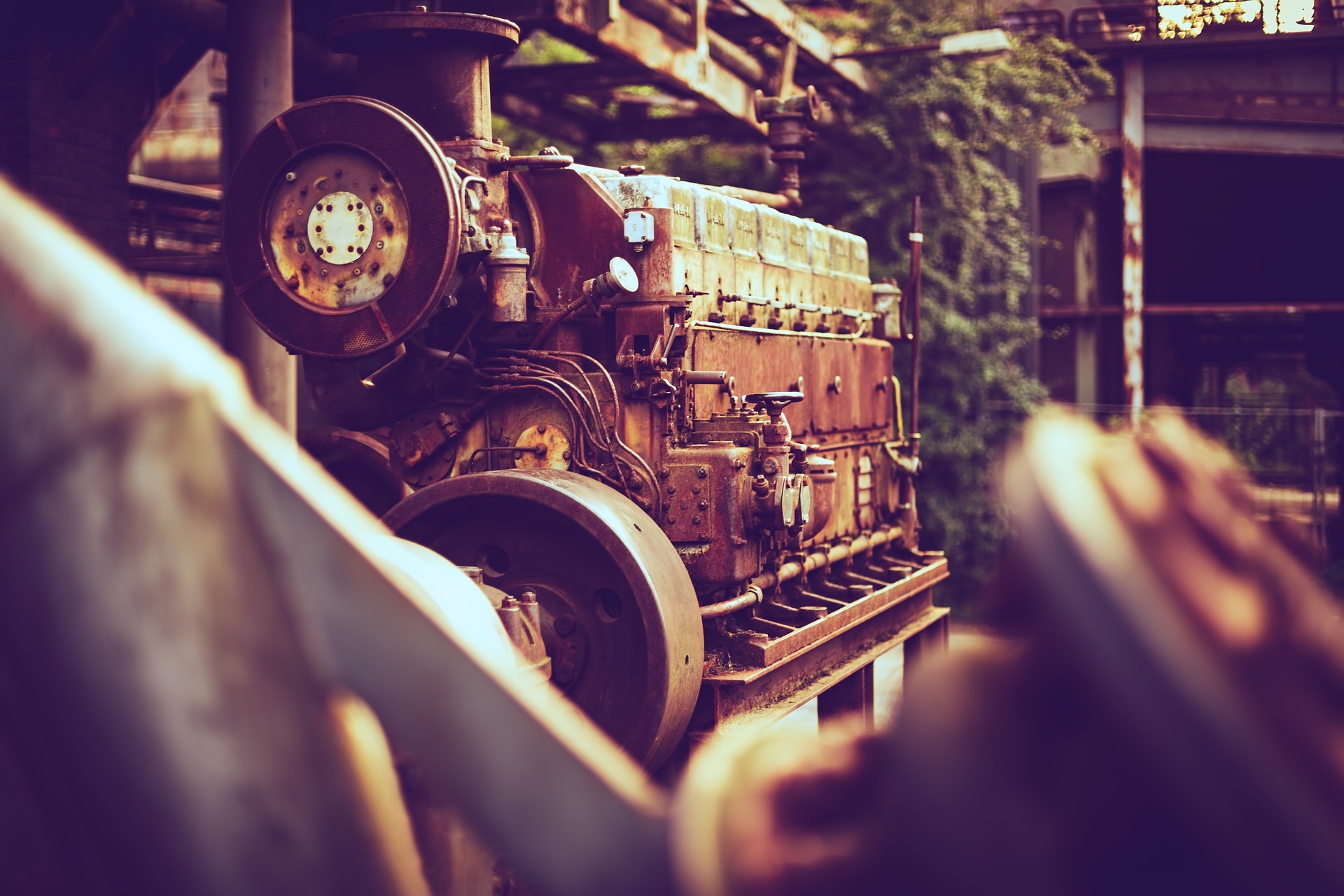 Dieselgenerátor pro nouzové napájení během výpadku proudu ukazuje svou robustnost a připravenost k provozu.