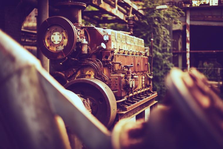Dieselgenerátor pro nouzové napájení během výpadku proudu ukazuje svou robustnost a připravenost k provozu.
