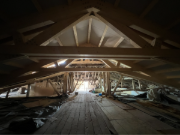 Dřevěný příhradový vazník použitý při renovaci historického biskupského paláce v Palencii ve Španělsku.