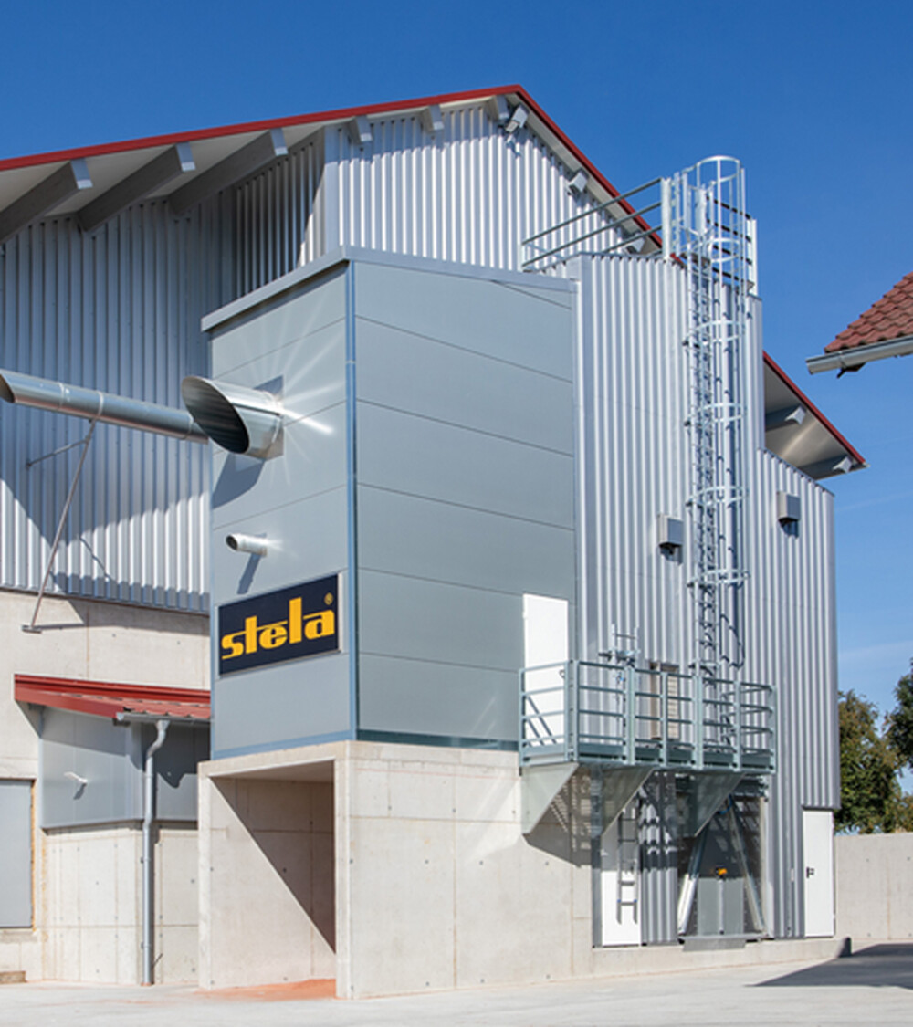 Vnější pohled na moderní ocelovou konstrukci obilného sušícího sila od společnosti GMBS Design Kft.