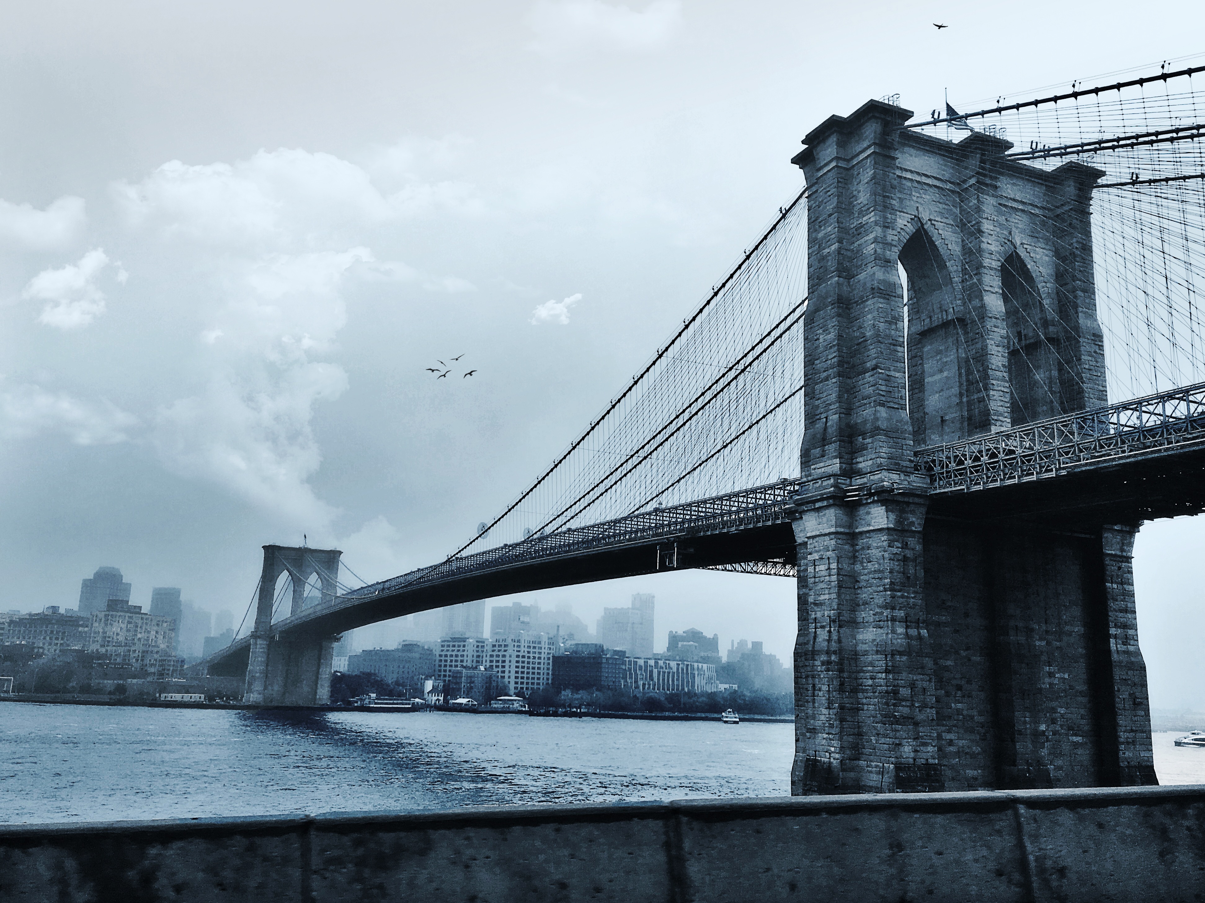 Brooklynský most spojuje Manhattan a Brooklyn a je ikonickou stavbou New Yorku navrženou Johnem Augustusem Roeblingem.
