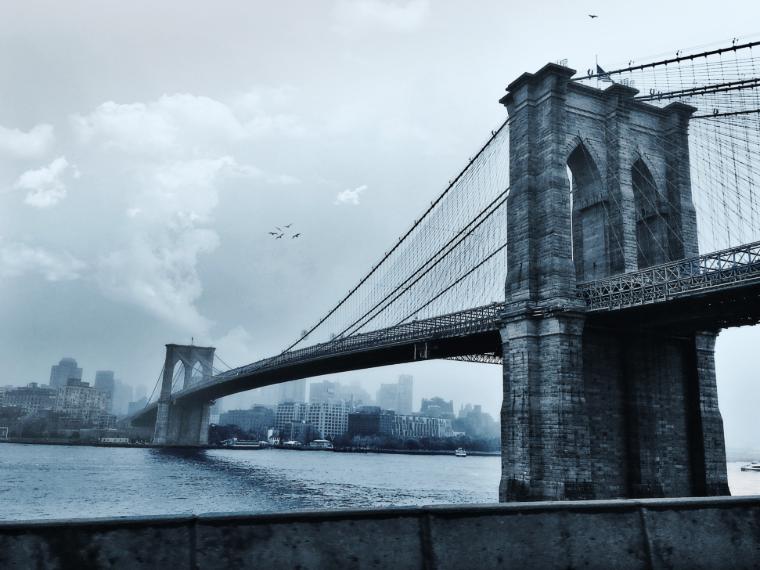 Brooklynský most spojuje Manhattan a Brooklyn a je ikonickou stavbou New Yorku navrženou Johnem Augustusem Roeblingem.