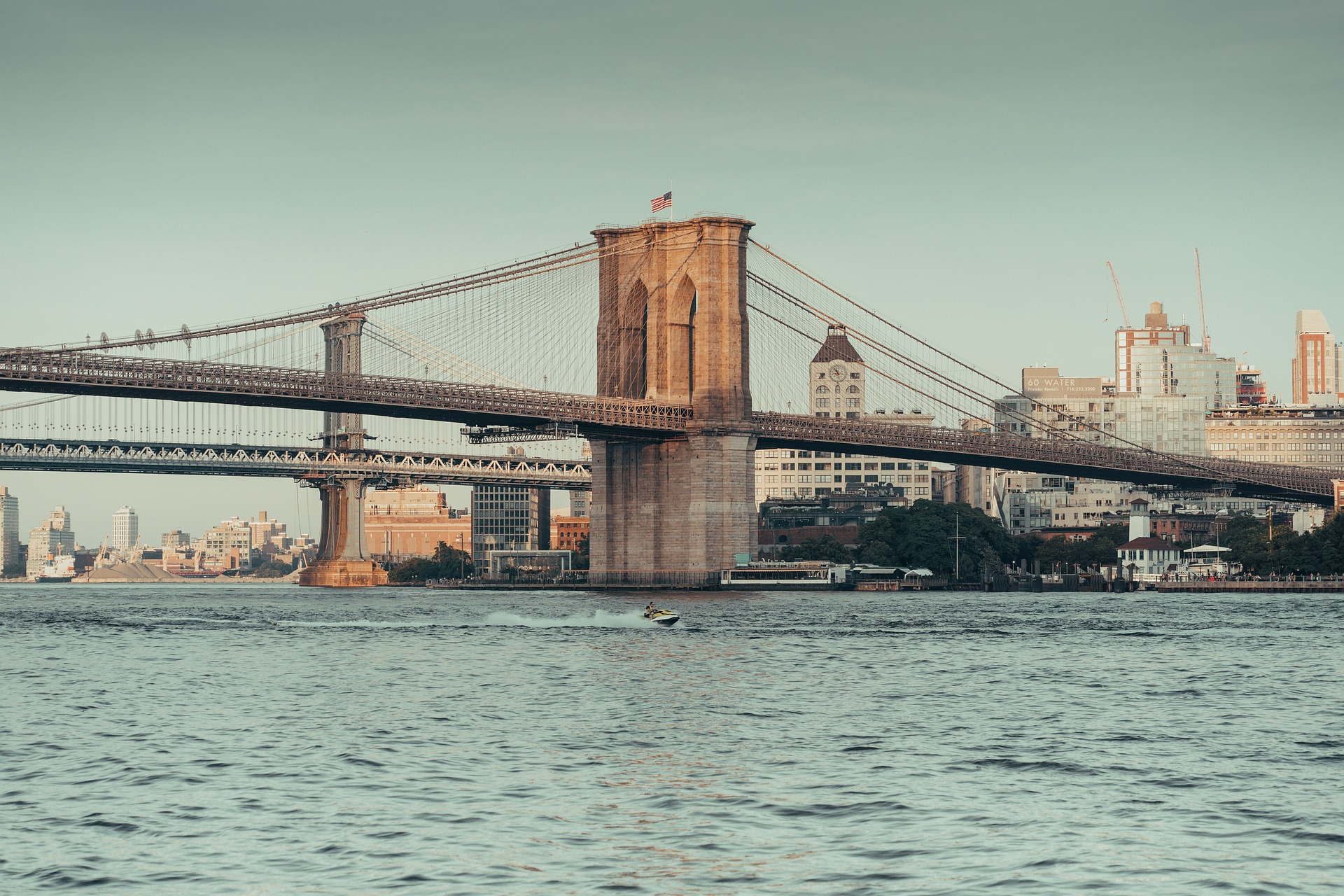 Pohled na Brooklynský most v New Yorku s panoramatem města na pozadí