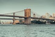 Pohled na Brooklynský most v New Yorku s panoramatem města na pozadí