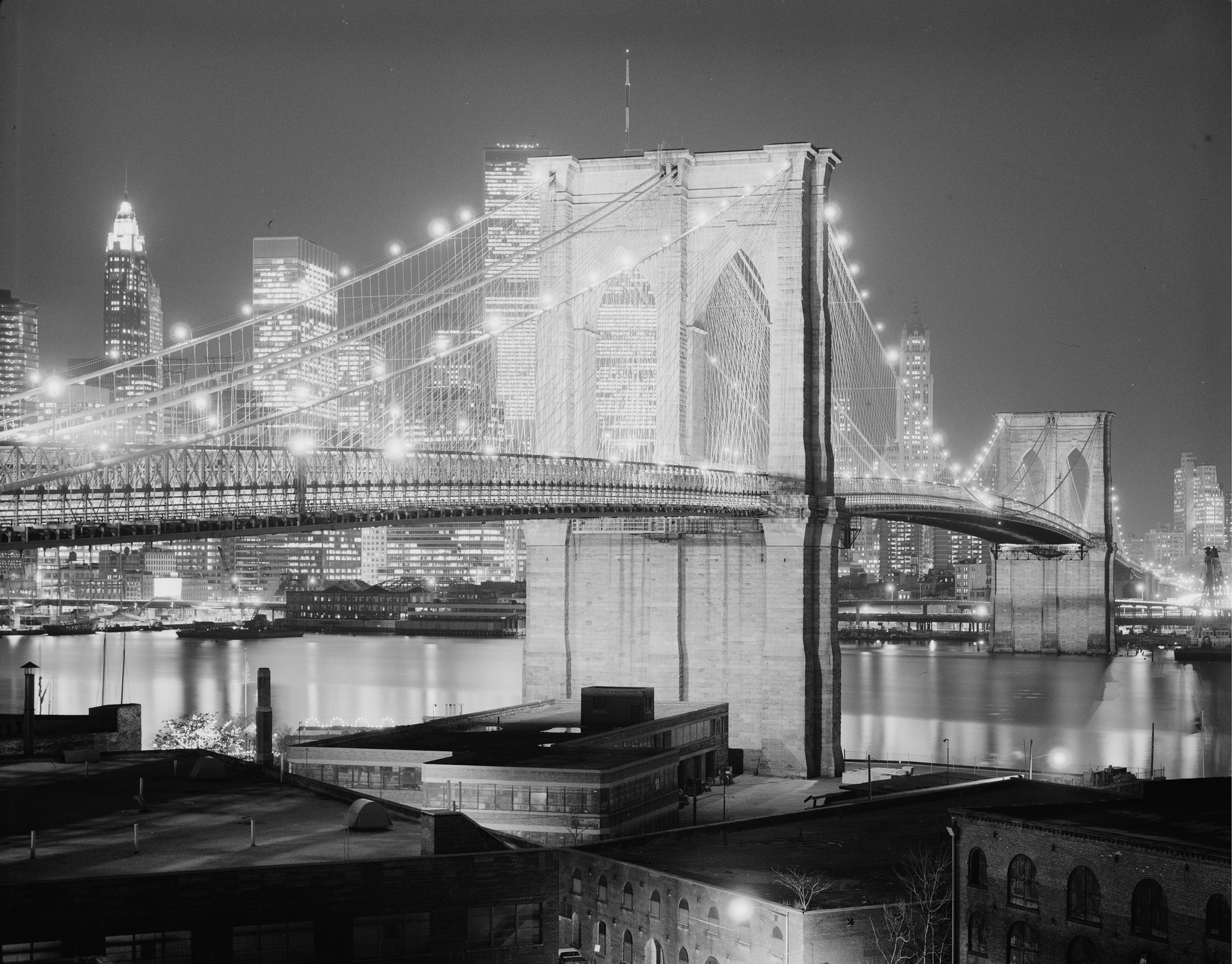 Brooklynský most v noci, osvětlený pouličními lampami, vyfotografovaný v roce 1982.