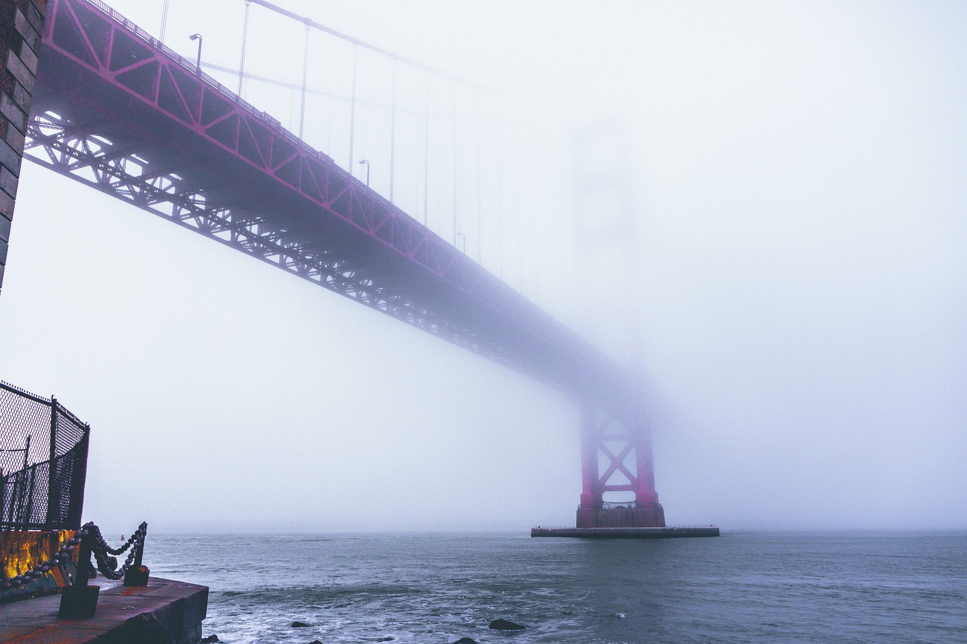 Golden Gate Bridge uprostřed extrémních povětrnostních podmínek s hustou mlhou