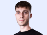 Profesionální portrét zaměstnance jménem Patrik v pracovním prostředí.