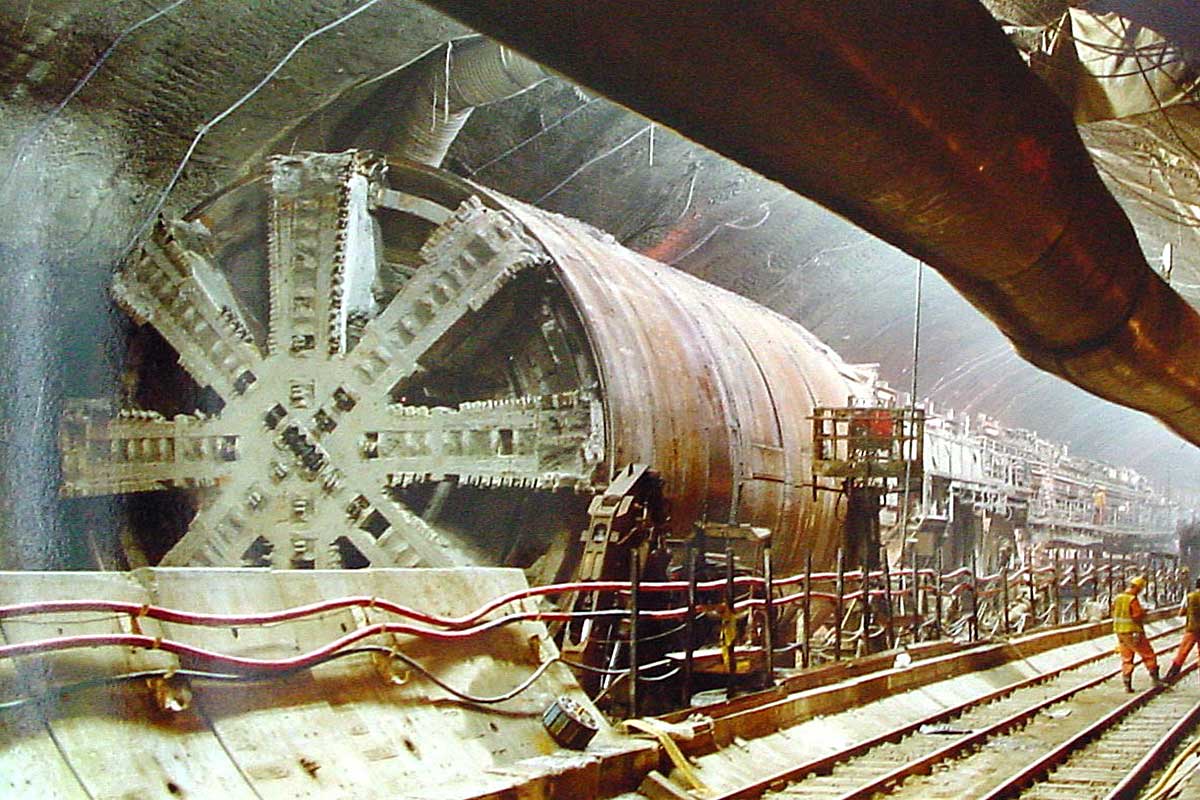 Tunelový vrtný stroj pracující pod Lamanšským kanálem při stavbě Eurotunelu v roce 1989