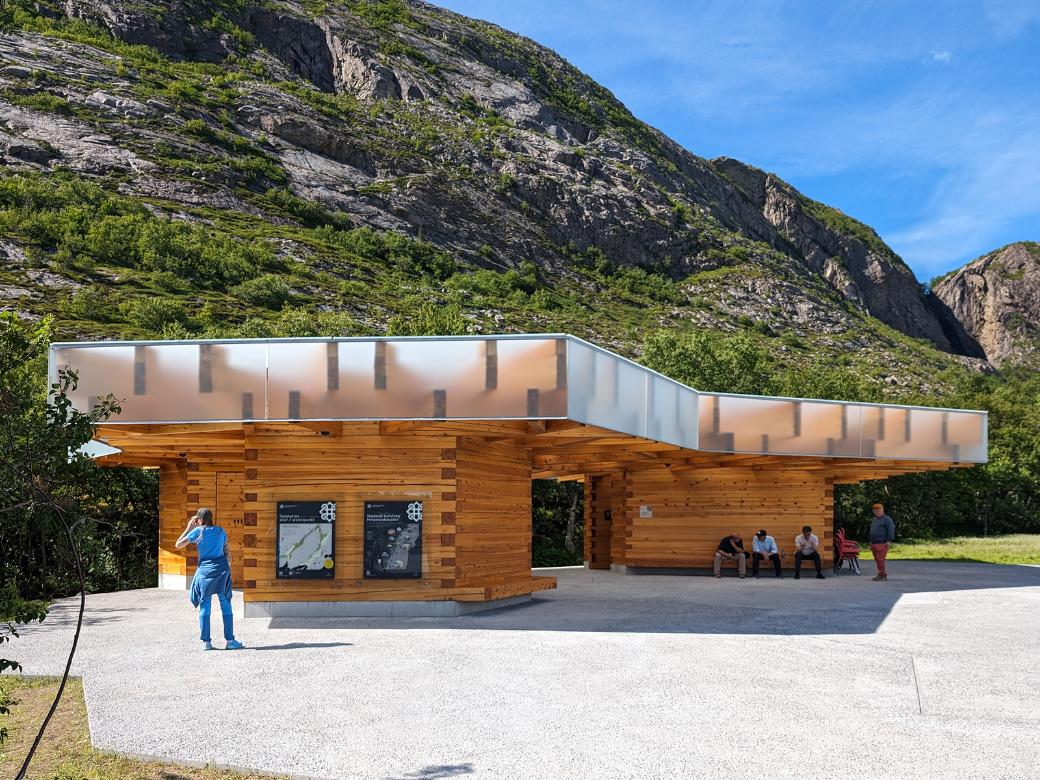 Moderní exteriér servisní budovy u Torghatten s architektonicky působivými strukturami.